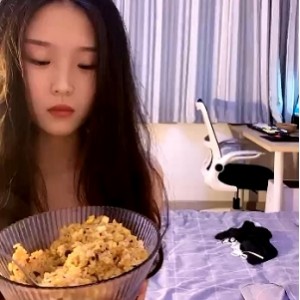 精选清纯美少女：“爱”的献身之旅